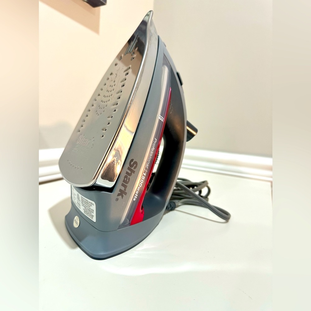 Shark GI305 1500 Watts 7 in. Lightweight Professional Steam Iron